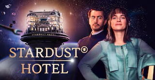 Die Protagonistinnen und das schwebende Hotel vor einem violetten Hintergrund