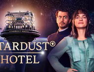 Die Protagonistinnen und das schwebende Hotel vor einem violetten Hintergrund