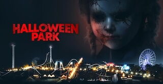 Über einem Vergnügungspark bei nacht ist das geisterhafte Gesicht eines Kindes und Der Schriftzug "Halloween Park" zu sehen