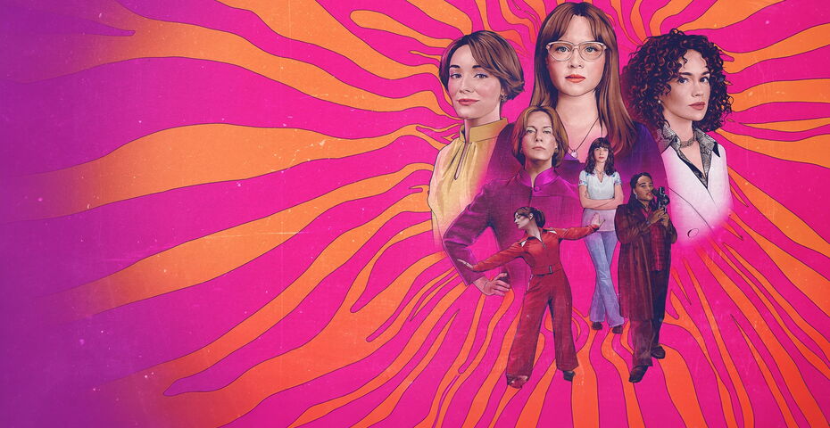 Die PRotagonistinnen in 70er Jahre Kostümen vor einem Orange-pinken Wellenhintergrund