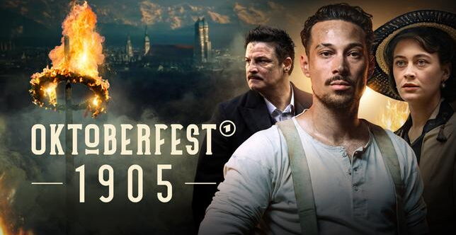 Drei Hauptfiguren der Serie „Oktoberfest 1905“ stehen im Vordergrund. Links ein nachdenklicher Mann mit Schnurrbart in dunklem Sakko, in der Mitte ein junger Mann mit einfachen Hosenträgern und offenem Hemd, rechts eine Frau mit kurzem, dunklem Haar und g