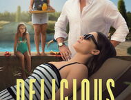 Eine Familie sitzt an einem strahlen blauen Pool. Darunter der Schriftzug Delicious