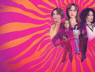 Die PRotagonistinnen in 70er Jahre Kostümen vor einem Orange-pinken Wellenhintergrund