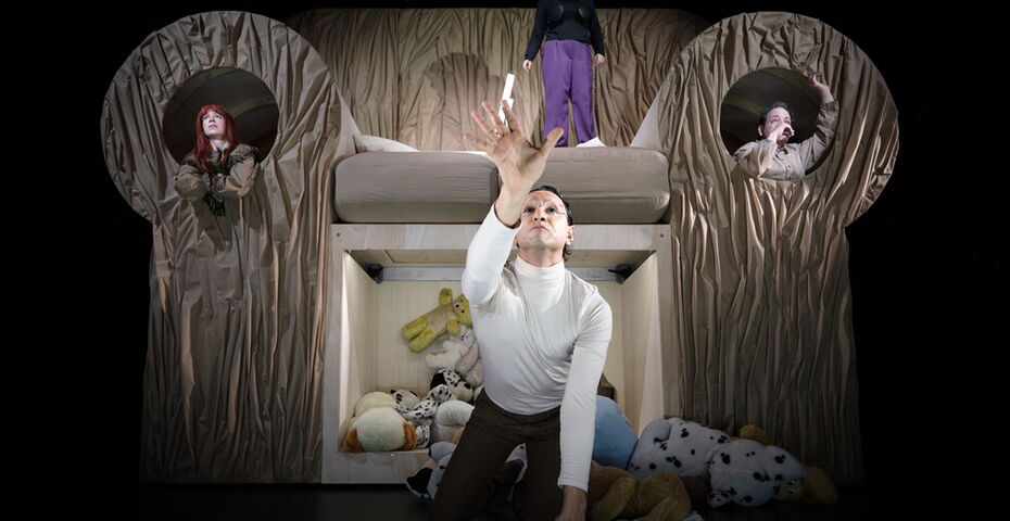 4 Schauspielende in einer aufwendigen übermannshohen Kulisse