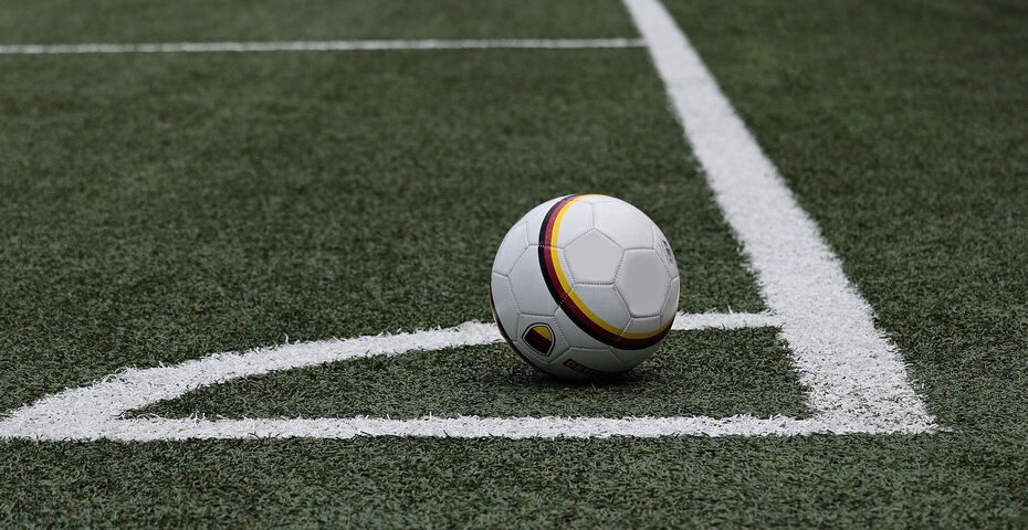 Ein Fußball liegt auf einem Eckpunkt.