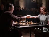 Ein lächelnder Mann und eine Frau mit neutralem Gesichtsausdruck reichen sich über einem Schachbrett die Hand